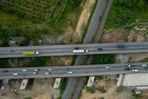 Luchtfoto van snelweg met auto weg bovenaanzicht transport