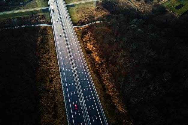 Luchtfoto van snelweg met rijdende auto's