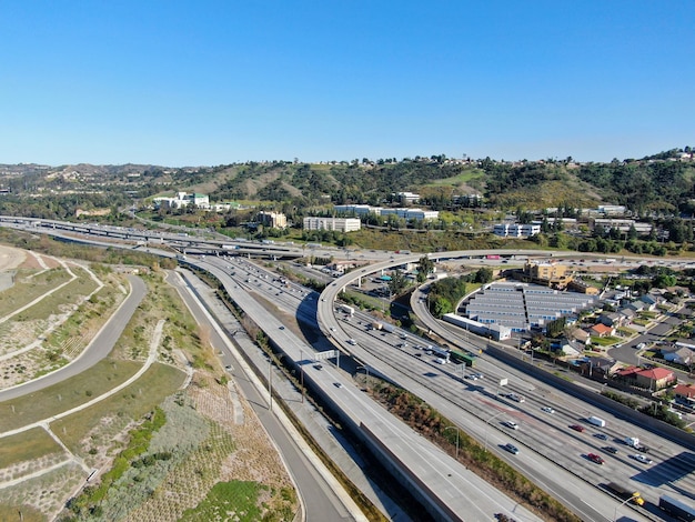 Luchtfoto van snelweg met verkeer omringd door huizen in Diamond Bar City, Californië