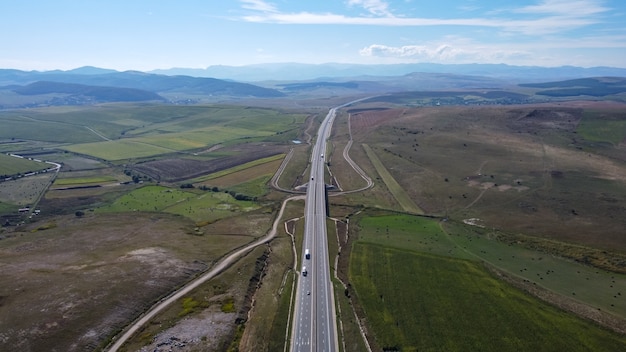 Luchtfoto van snelweg op zomerdag.