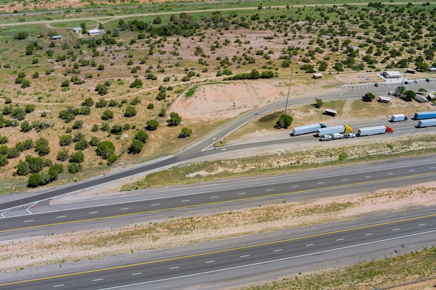 Luchtfoto van snelweg rustplaats met grote parkeerplaats voor auto's vrachtwagens bovenaanzicht van snelweg in woestijn New MEXICO USA