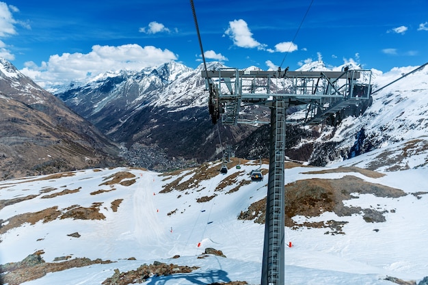 Luchtfoto van Snowy Mountain Matterhorn met skihuis, Zermatt, Zwitserland