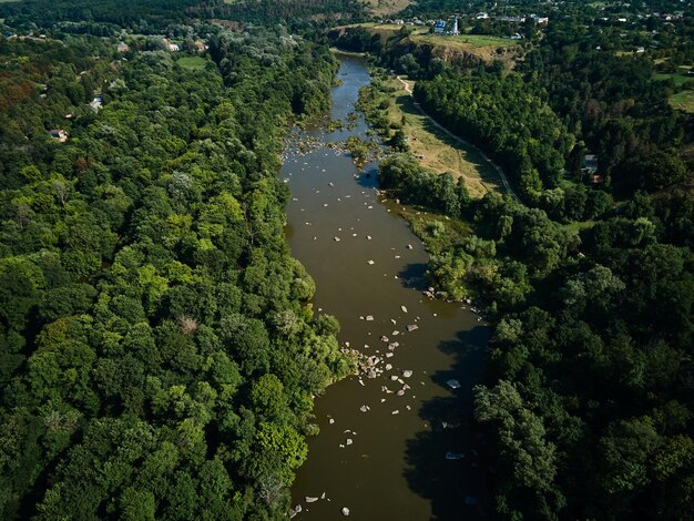 Luchtfoto van Southern Bug rivier en granieten bergen zomer landschap