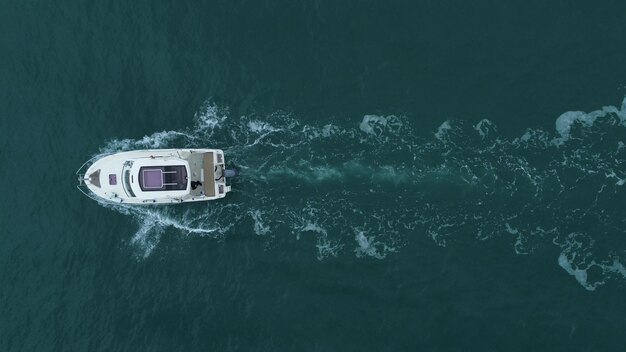 Luchtfoto van speed motorboot op open blauwe zee