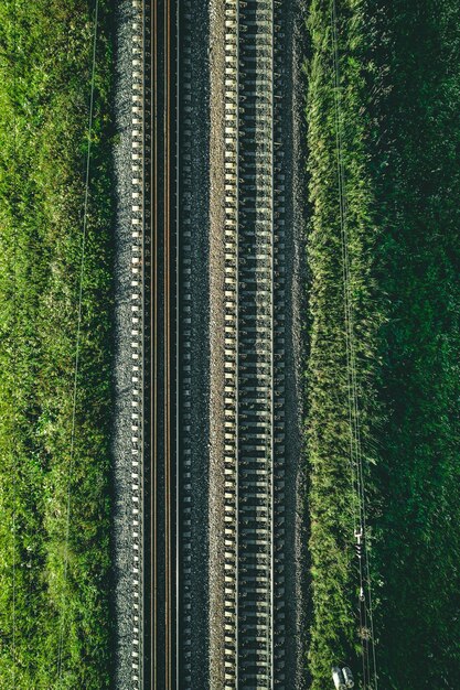 Luchtfoto van spoorwegrails door het platteland