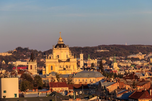 Luchtfoto van St George's Cathedral en de oude stad van Lviv in Oekraïne Lvov stadsgezicht Uitzicht vanaf de klokkentoren van de kerk van Sts Olha en Elizabeth