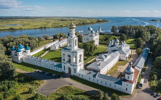 Luchtfoto van St. George's klooster in Veliky Novgorod