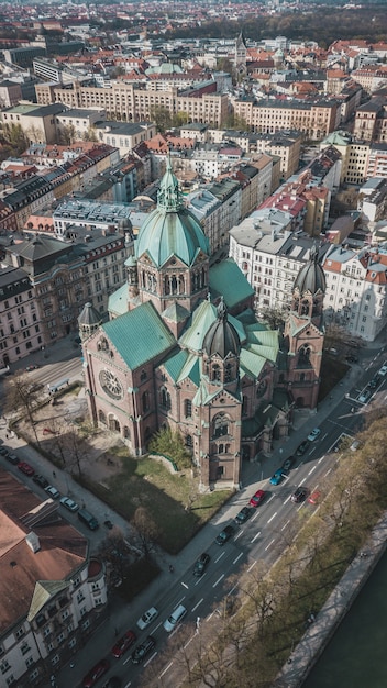 Luchtfoto van St. Lukas kerk en op de achtergrond München City in Beieren, Duitsland.