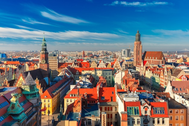 Luchtfoto van Stare Miasto met marktplein, Old Town Hall en St. Elizabeths Church van St. Mary Magdalene Church in Wroclaw