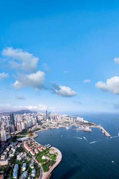 Luchtfoto van stedelijk landschap in de kustbaai van Qingdao