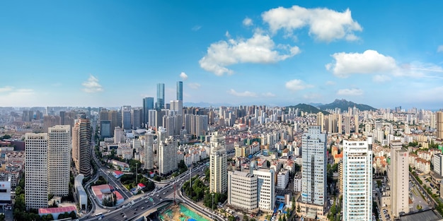 Luchtfoto van stedelijk landschap in de kustbaai van Qingdao