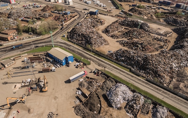 Luchtfoto van stortplaats met schroot