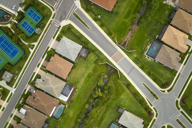Luchtfoto van strak gelegen gezinswoningen in een gesloten buitenwijk van Florida Vastgoedontwikkeling in Amerikaanse buitenwijken