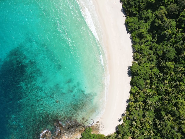 Luchtfoto van strand met blauwe zee