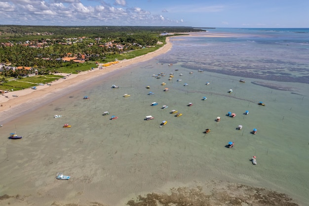 Luchtfoto van strand Sao Miguel dos Milagres, Alagoas, Brazilië.
