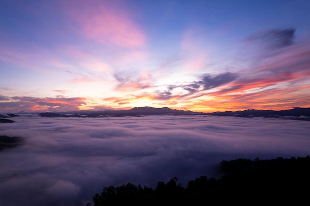 Luchtfoto van stromende mist golven op berg tropisch regenwoud prachtige zonsopgang of zonsondergang sky Bird eye view afbeelding over de wolken Verbazingwekkende natuur achtergrond met wolken en bergen in Thailand