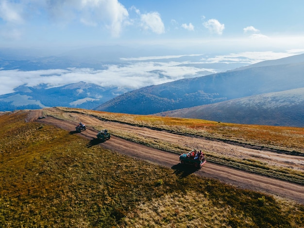 Luchtfoto van suv off-road reizen klimmen door bergheuvel