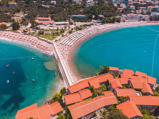 Luchtfoto van sveti stefan strand montenegro