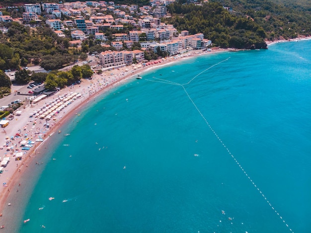 Luchtfoto van sveti stefan strand montenegro