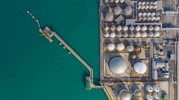 Luchtfoto van tankterminal met veel olieopslagtank en petrochemische opslagtank in de haven, industriële tankopslag luchtfoto.