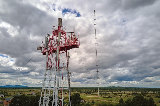 Luchtfoto van telecommunicatie mobiele telefoon toren met draadloze communicatie antennes voor netwerk signaaloverdracht