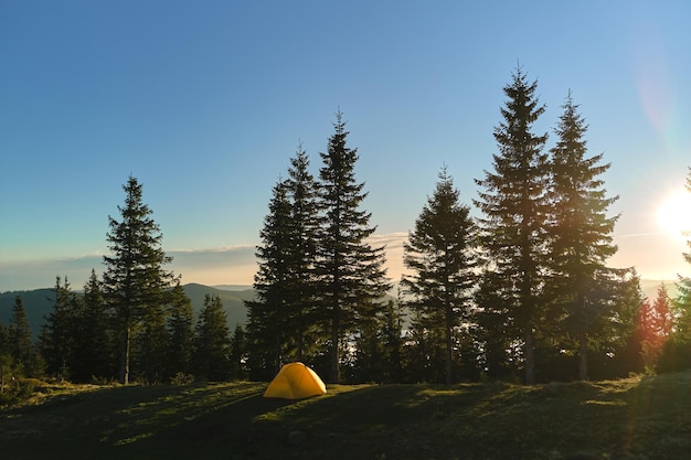 Luchtfoto van toeristische kampeertent op bergcamping op een heldere zonnige avond Actief toerisme en wandelconcept