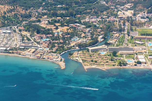 Luchtfoto van toeristische resorts op het eiland Corfu