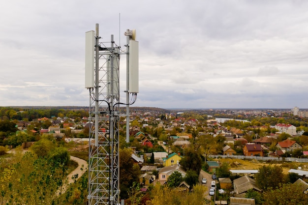 Luchtfoto van toren met 5G en 4G mobiele netwerkantenne.