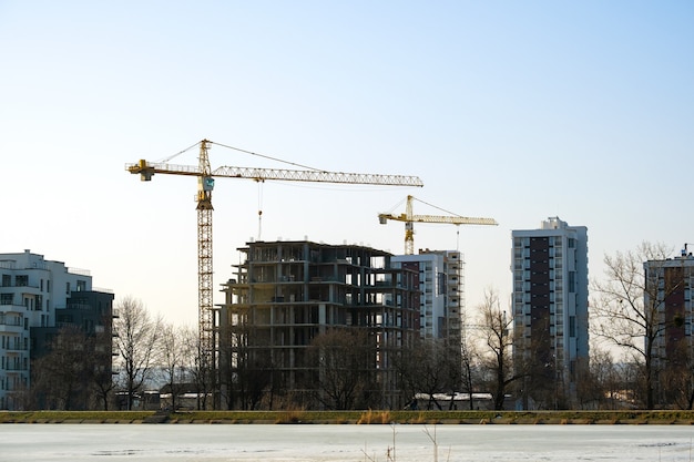 Luchtfoto van torenkranen en hoge woonflatgebouwen in aanbouw. Vastgoed Ontwikkeling.