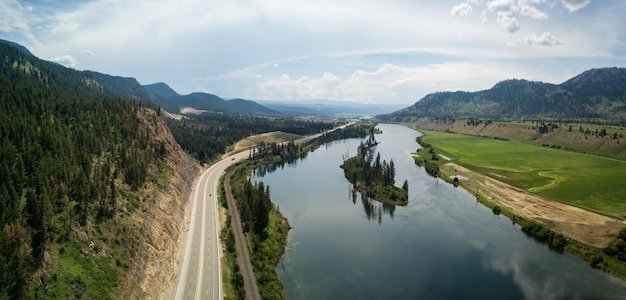 Luchtfoto van TransCanada Highway in de buurt van Thompson River