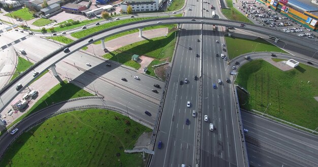 Luchtfoto van transportkruising in grote stad