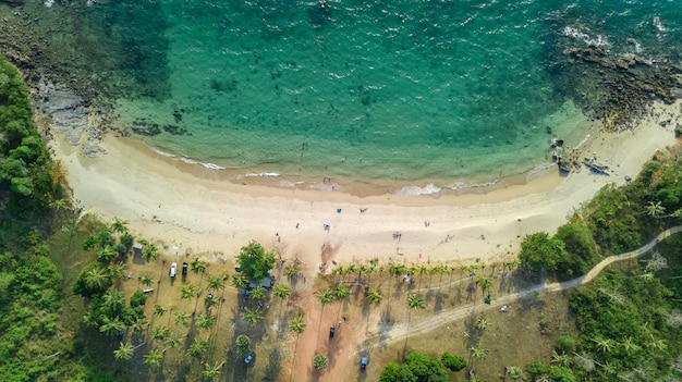 luchtfoto van tropisch strand van bovenaf, zee, zand en palmbomen eiland strand landschap, Thailand