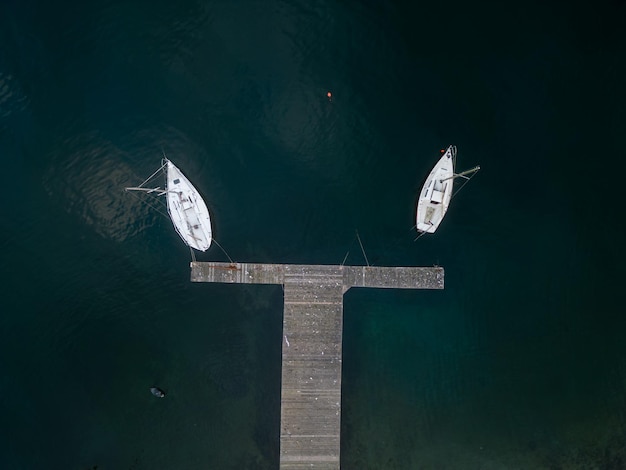 Luchtfoto van twee jachten in de jachthaven