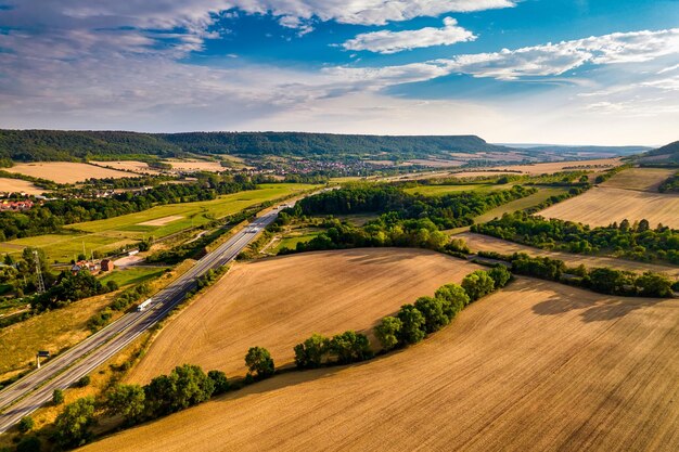 Luchtfoto van typische ardennen groene veldweiden en heuvellandschap met ook snelweg en