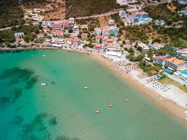 Luchtfoto van vasiliki strand windsurfen Lefkada eiland Griekenland