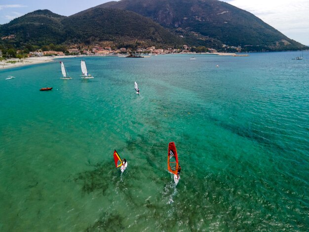 Luchtfoto van vasiliki strand windsurfen Lefkada eiland Griekenland