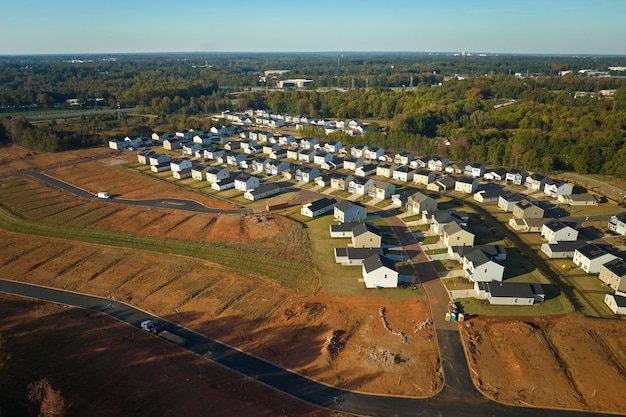 Luchtfoto van vastgoedontwikkeling met strak gelegen eengezinswoningen in aanbouw in de buitenwijken van Carolina Concept van groeiende Amerikaanse buitenwijken