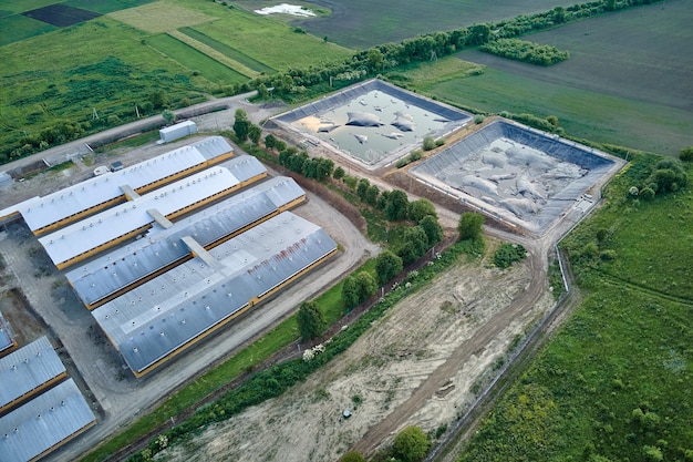 Luchtfoto van veehouderijgebouwen tussen groene landbouwgronden