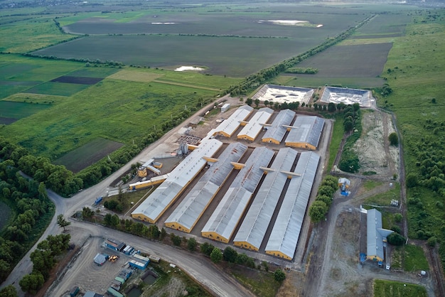Luchtfoto van veehouderijgebouwen tussen groene landbouwgronden