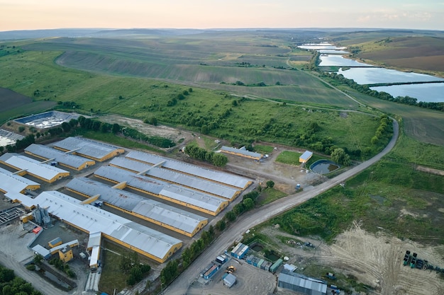 Luchtfoto van veehouderijgebouwen tussen groene landbouwgronden