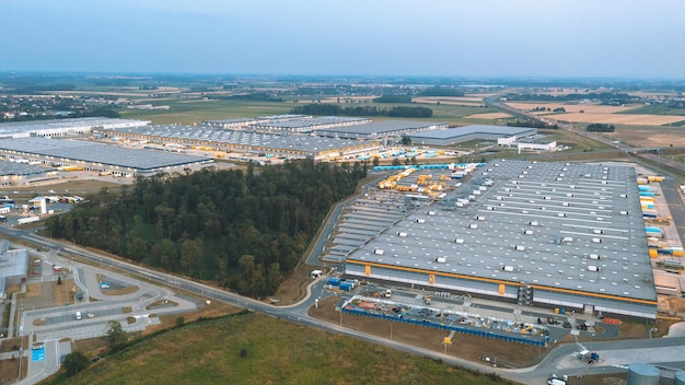 Luchtfoto van veel moderne industriële magazijnen Logistiek centrum van de online winkel