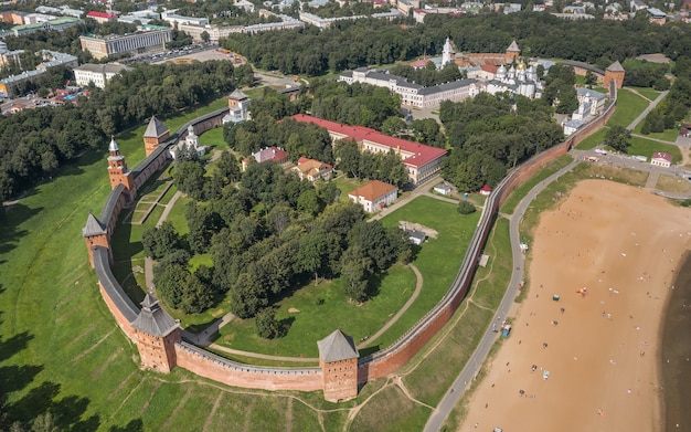 Luchtfoto van Velikiy Novgorod Kremlin in Rusland