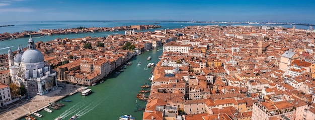 Luchtfoto van Venetië in de buurt van het San Marcoplein, de Rialtobrug en smalle grachten. Prachtig Venetië van bovenaf.