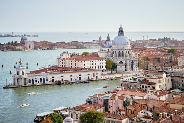 Luchtfoto van Venetië met Santa Maria della Salute-kerk, Groot kanaal en overzees. Uitzicht vanaf Campanille de San Marco. Veneto, Italië. Zomer