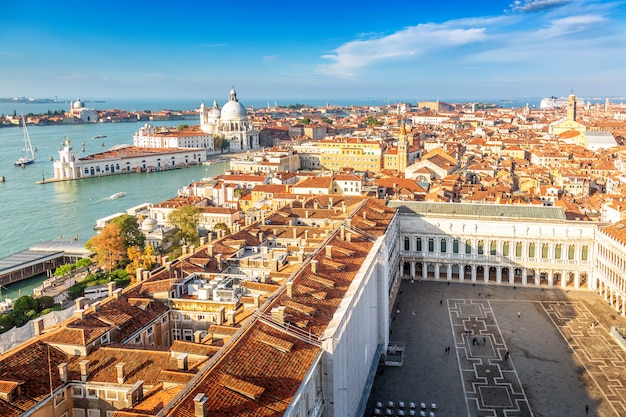 Luchtfoto van venetië, santa maria della salute en piazza san marco tijdens