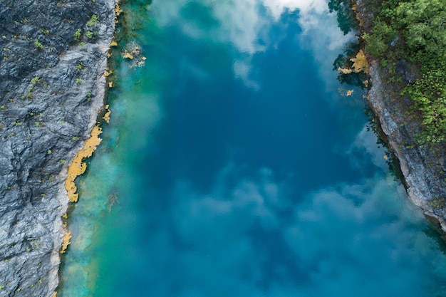 Luchtfoto van verbazingwekkende vijver in tropisch regenwoudbos met bergrotsen piek Prachtig wateroppervlak in Phang Nga Thailand