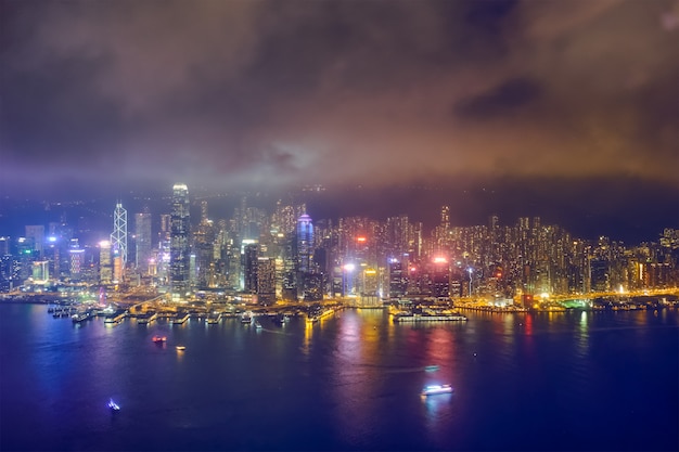 Luchtfoto van verlichte hong kong skyline. hong kong, china