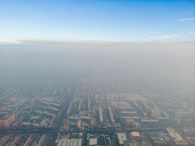 Luchtfoto van vervuilde stad bedekt met smog