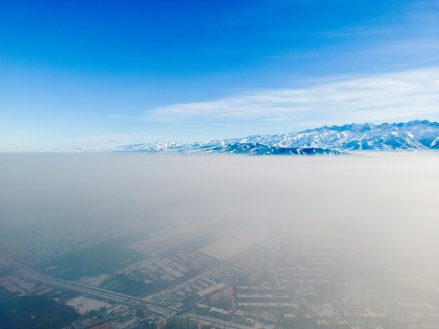 Luchtfoto van vervuilde stad bedekt met smog