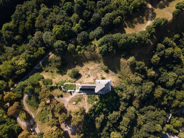 Luchtfoto van verwoeste middeleeuwse Halych Castle